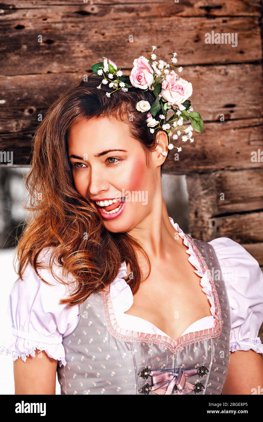 Ritratto di una giovane donna in un dirndl Foto Stock