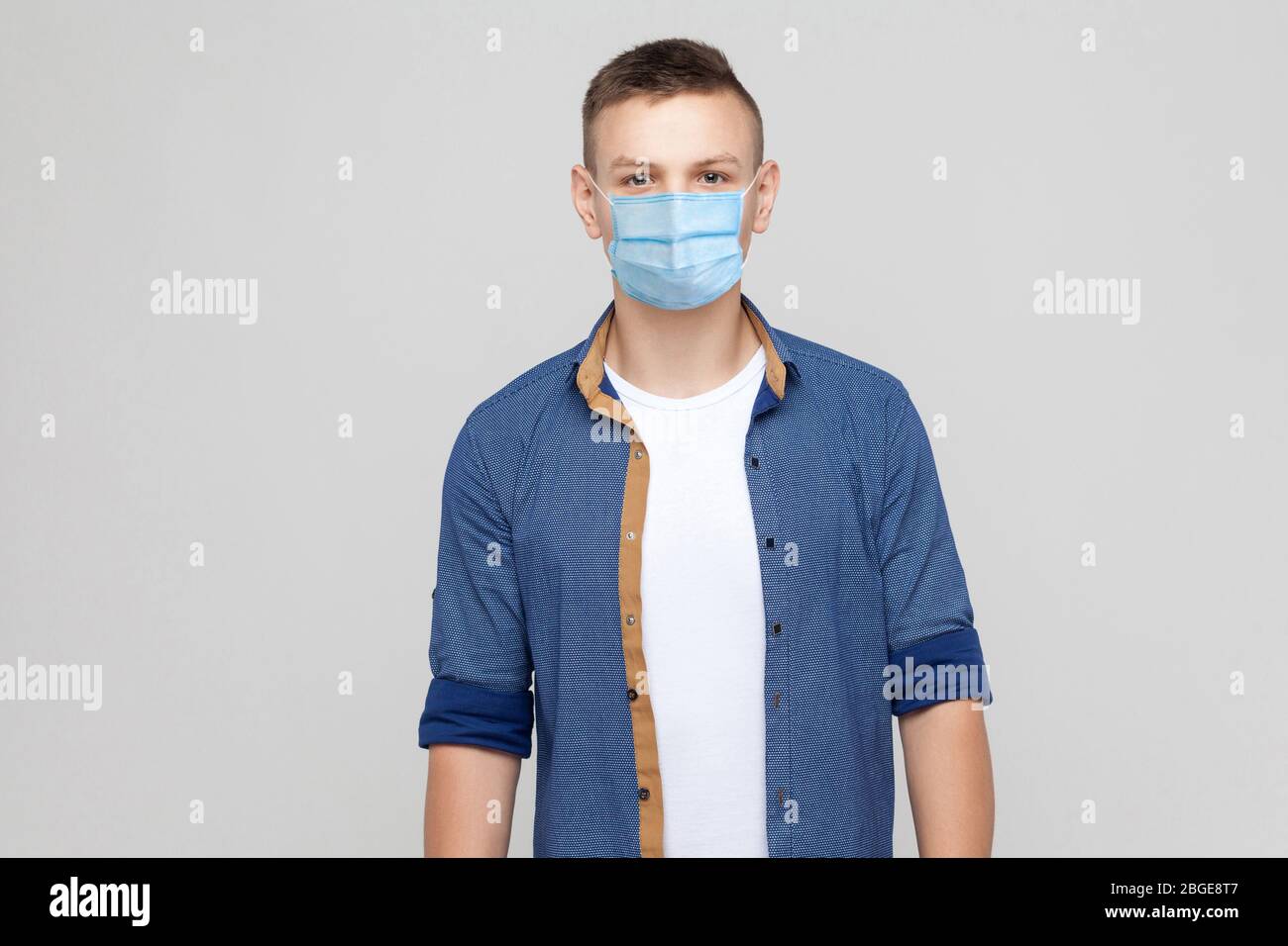 Protezione contro le malattie contagiose, coronavirus. Uomo che indossa la maschera igienica per prevenire le infezioni, le malattie respiratorie dell'aria come l'influenza, Covid-20 Foto Stock