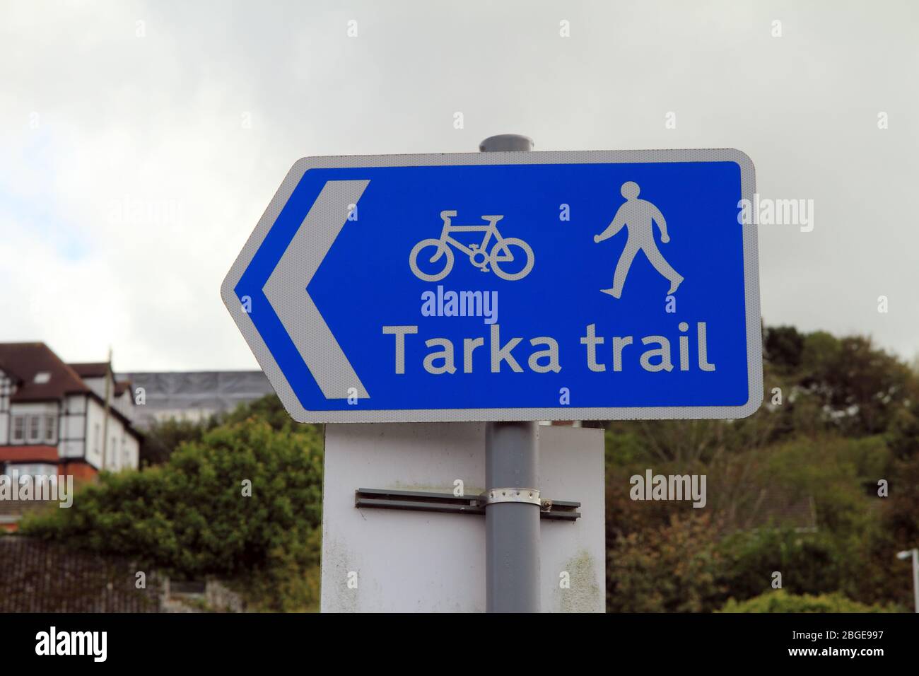 Cartello Tarka Trail vicino a Bideford, Devon, Inghilterra. Segue il percorso di Traka The Otter dal famoso libro di Henry Williamson. Foto Stock