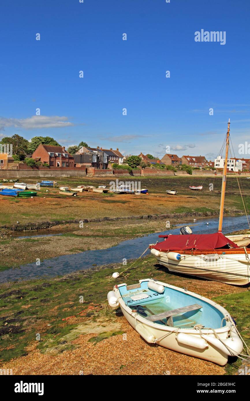 Vista di parte del porto a Emsworth, Hampshire, Inghilterra con bassa marea. La città una volta aveva una famosa industria delle ostriche. Foto Stock
