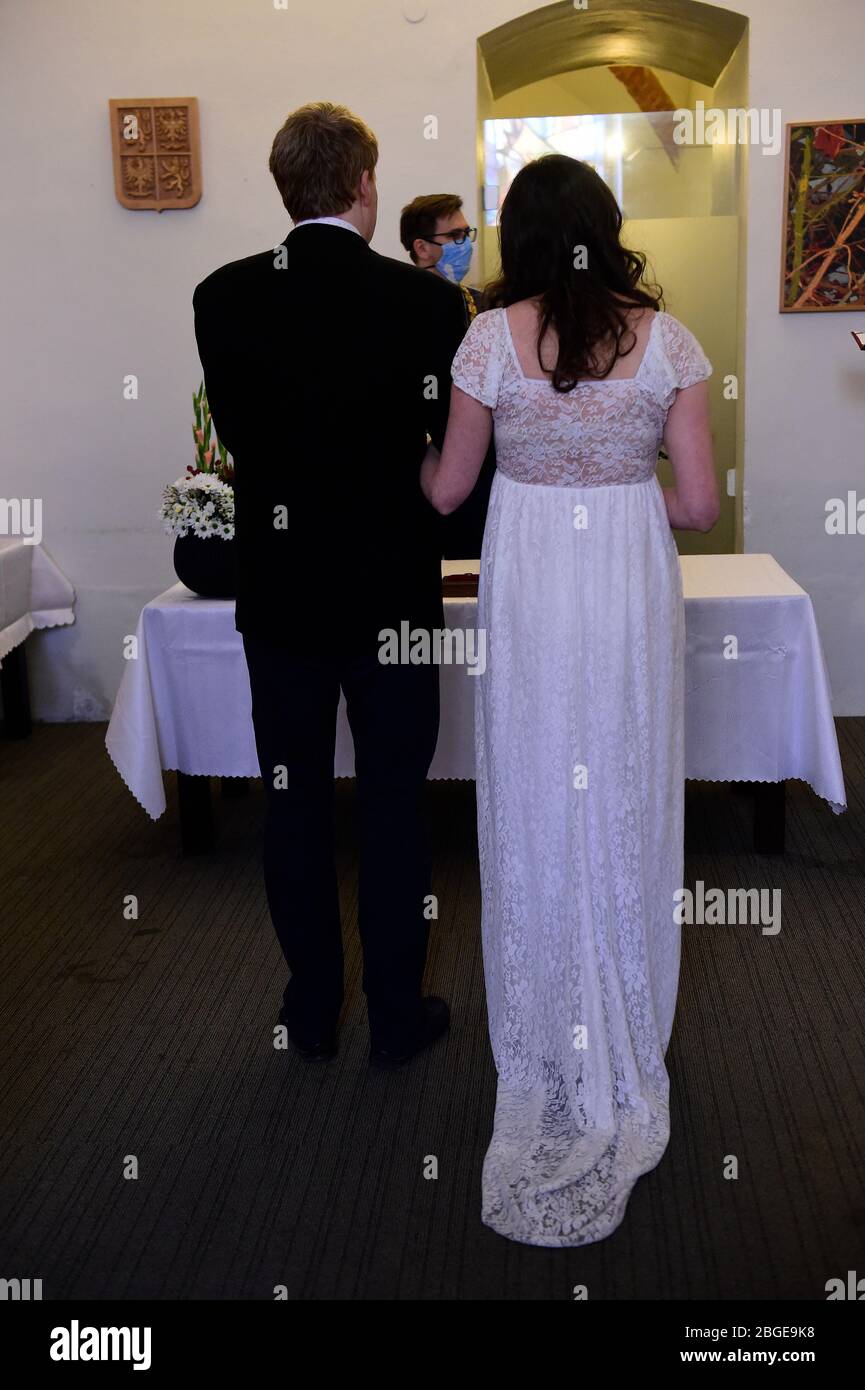 Sposa Slavka Frydecka e sposo David Frydecky sono visti durante il loro matrimonio il 21 aprile 2020, a Olomouc, Repubblica Ceca. Il matrimonio è stato rinviato a causa dello stato di emergenza in relazione alla pandemia di coronavirus. I piccoli gruppi di 10 persone possono partecipare ai matrimoni da aprile 20. (CTK Photo/ludek Perina) Foto Stock