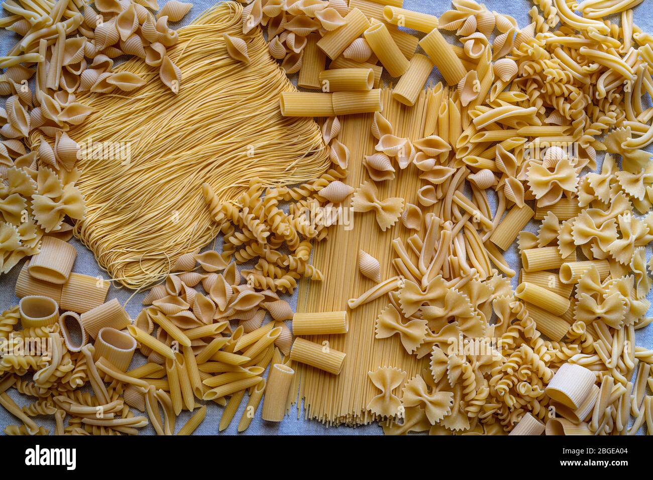 Varietà di tipi e forme di asciugare la pasta italiana Foto Stock