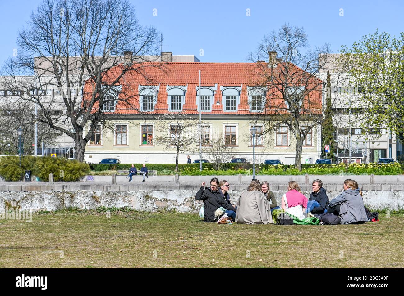La gente gode della primavera sull'isola di Stromsholmen durante la pandemia della corona a Norrkoping, Svezia. Foto Stock