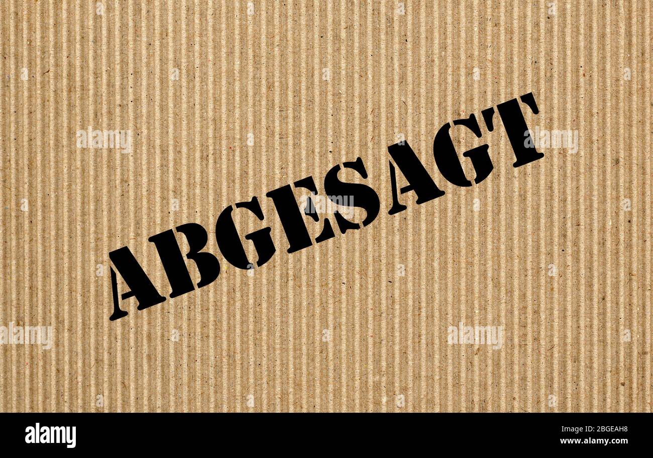 Abgesagt ( traduzione annullata) scritto su cartone ondulato Foto Stock