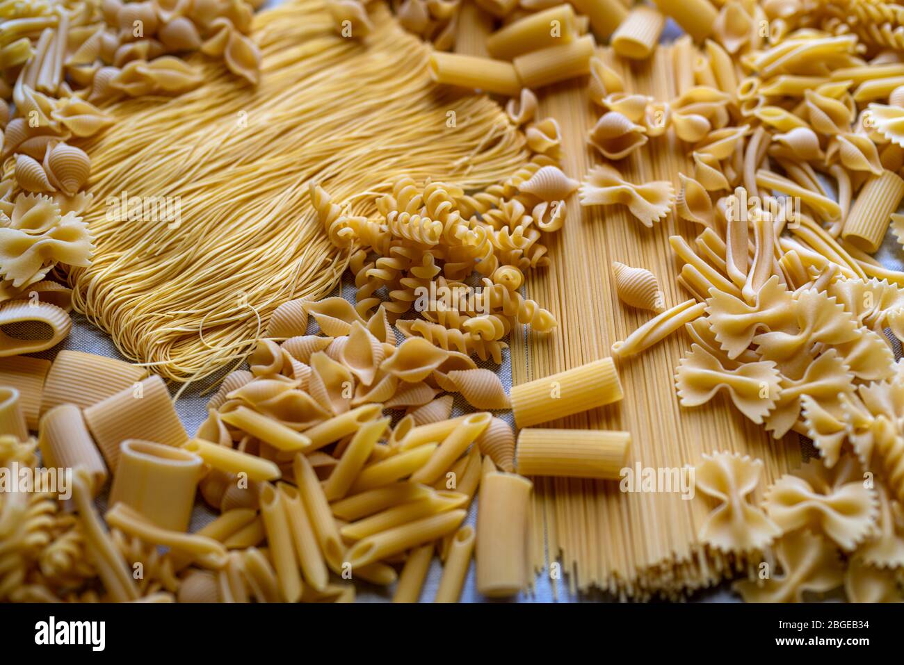 Varietà di tipi e forme di asciugare la pasta italiana Foto Stock