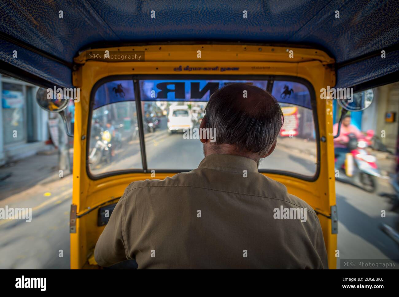 Vista dall'interno di un autorisciò in India, il nome del Dio indù 'Sri Veera Kaali' è scritto sopra il parabrezza. Foto Stock