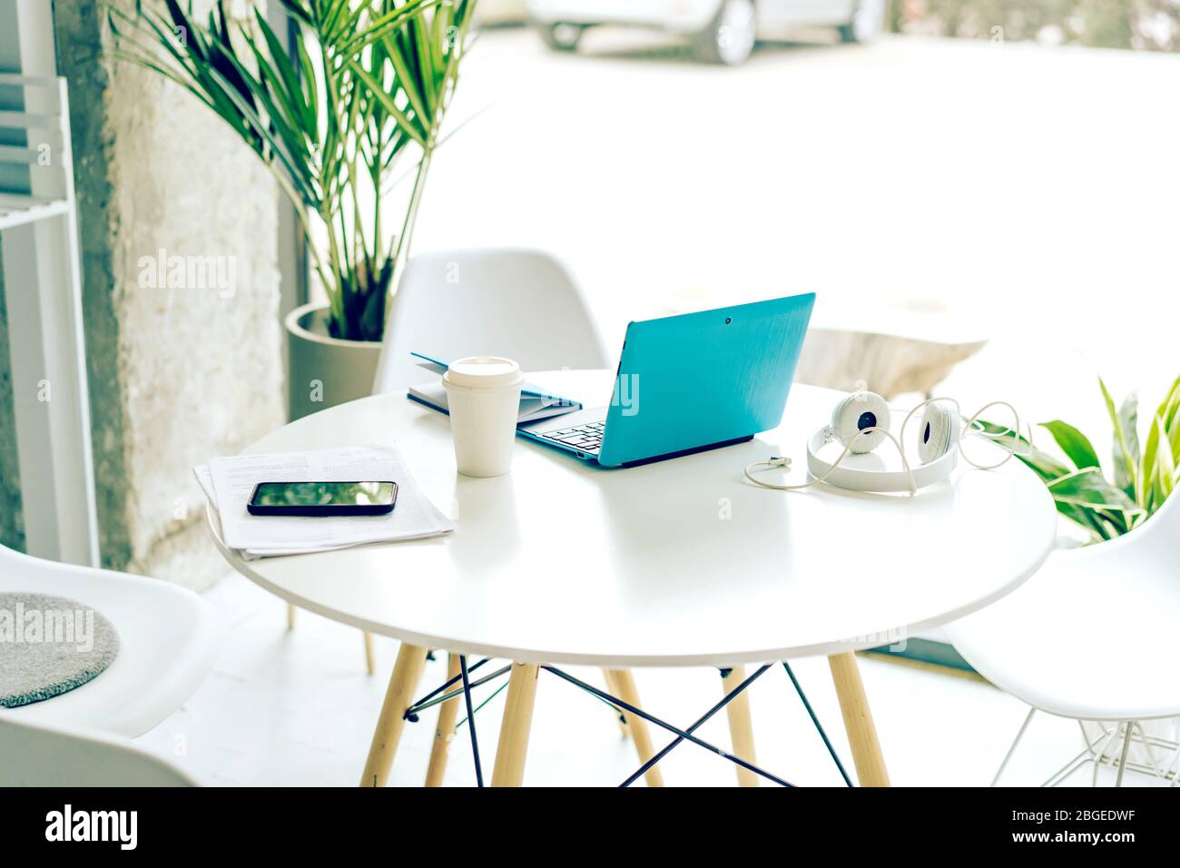 luogo di lavoro con computer portatile e tazza di caffè in un ufficio remoto Foto Stock