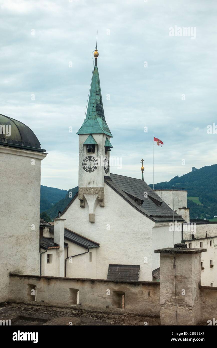La guglia della Cappella di San Giorgio (St Georgs Kirche) nei terreni della Fortezza di Hohensalzburg, Salisburgo, Austria. Foto Stock