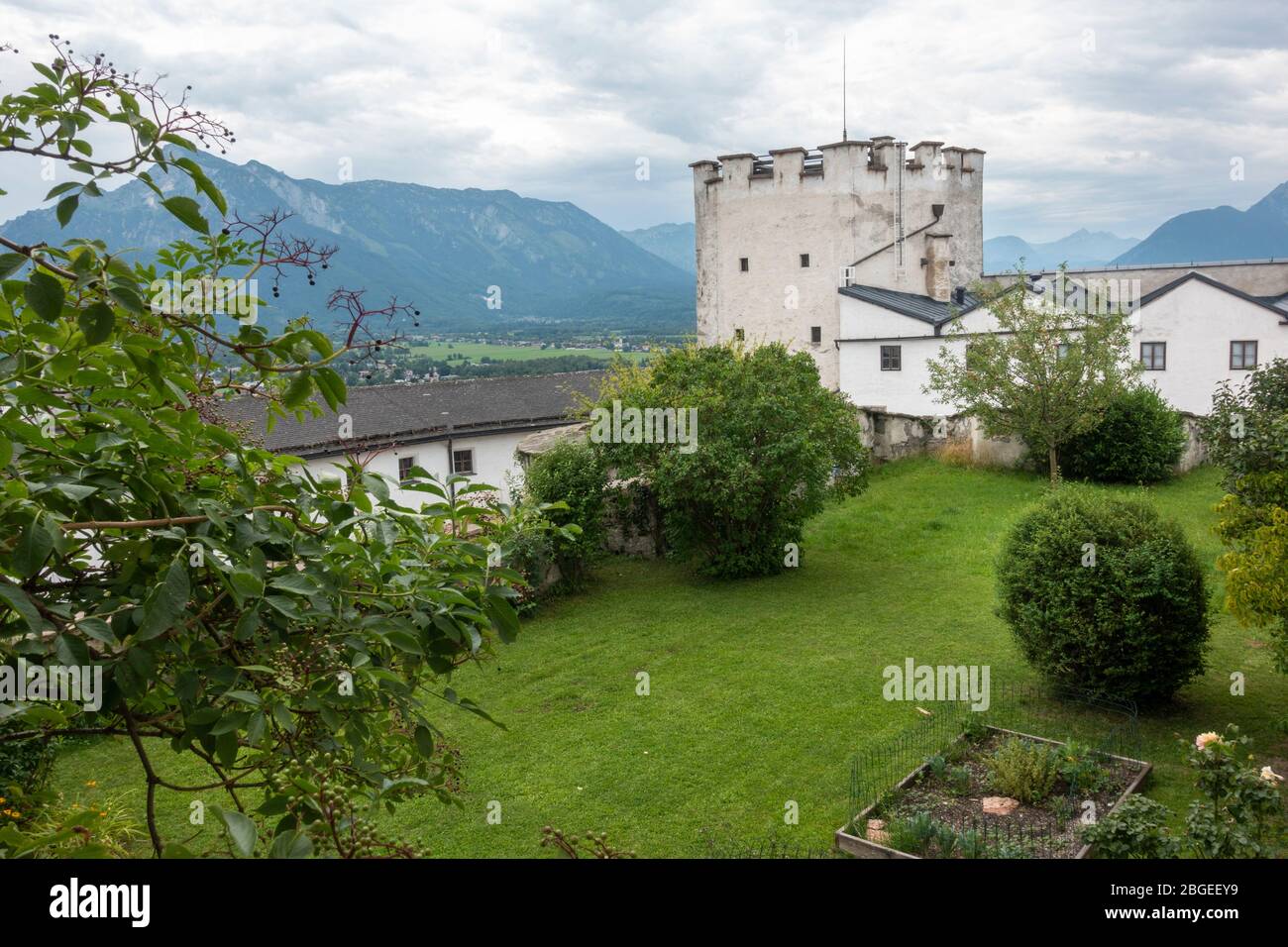 Vista ovest attraverso i giardini all'interno dei terreni della Fortezza di Hohensalzburg, Salisburgo, Austria. Foto Stock