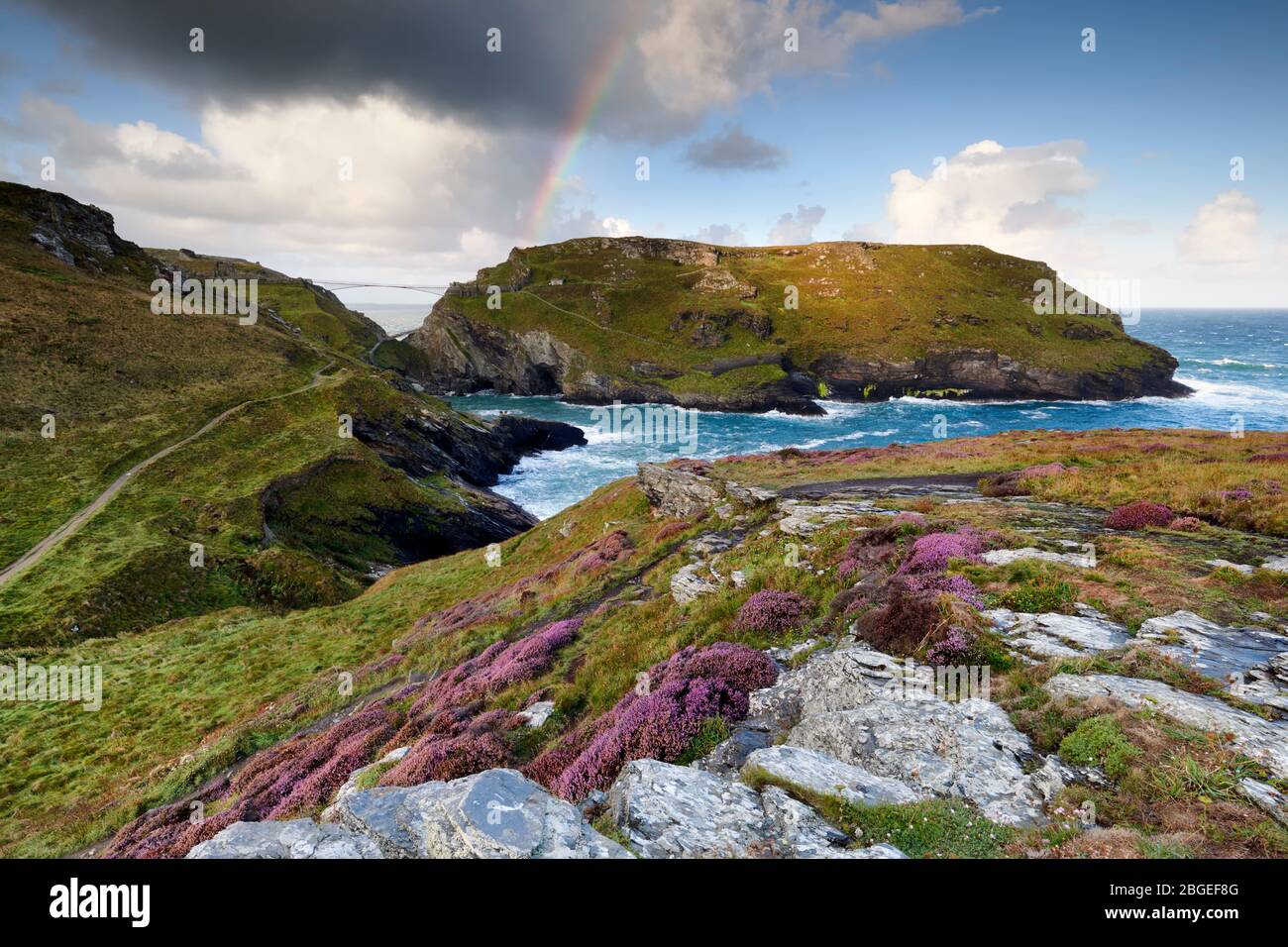 Vista su Tintagel, che collega l'isola con il nuovo ponte che attraversa. Foto Stock