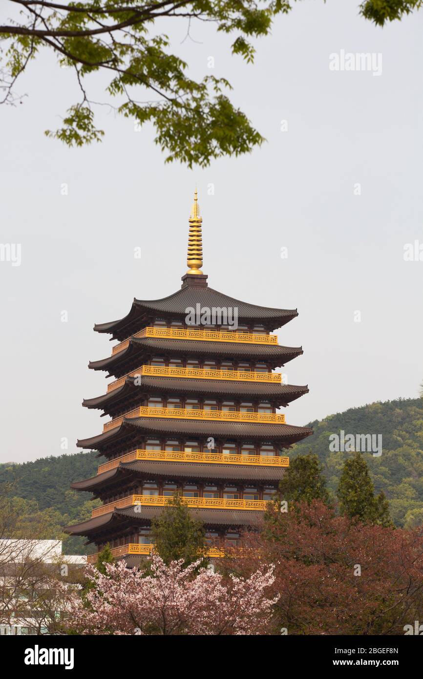 Hwangryongwon Jungdo Tower a Bomun Tourist Complex, Gyeongju-si, Corea, 15 Apr 2020 Foto Stock