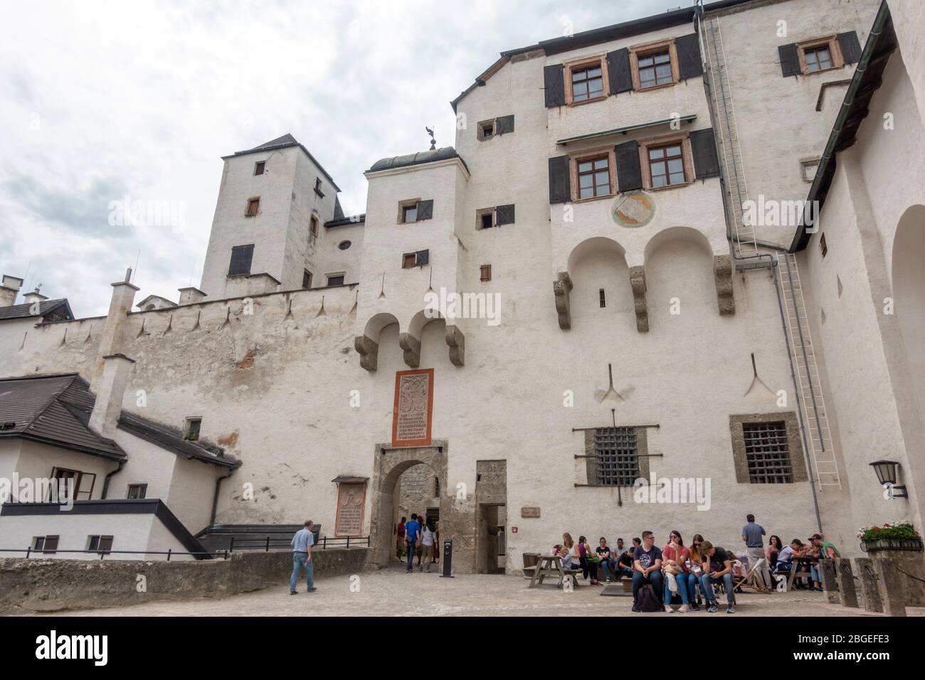 Vista generale del cortile interno e dei terreni della Fortezza di Hohensalzburg, Salisburgo, Austria. Foto Stock