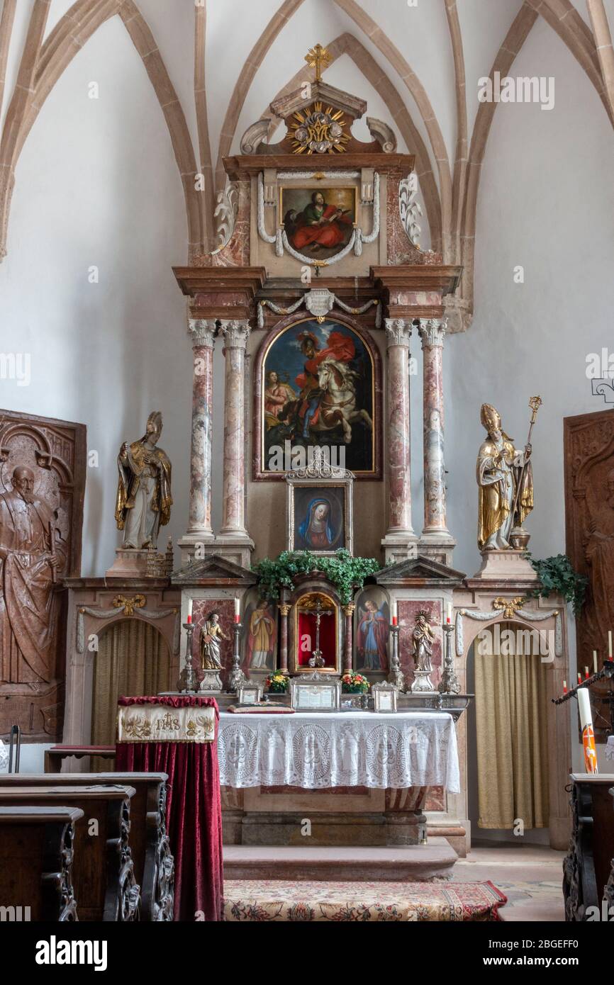 La navata e l'altare all'interno della Cappella di San Giorgio (St Georgs Kirche), nei terreni della Fortezza di Hohensalzburg, Salisburgo, Austria. Foto Stock