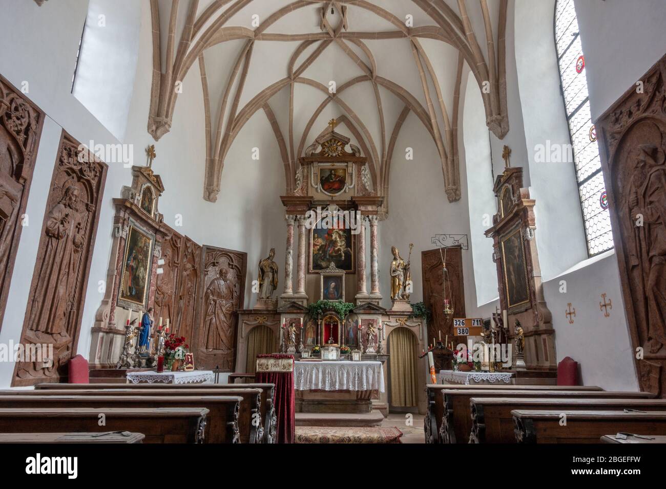 La navata e l'altare all'interno della Cappella di San Giorgio (St Georgs Kirche), nei terreni della Fortezza di Hohensalzburg, Salisburgo, Austria. Foto Stock