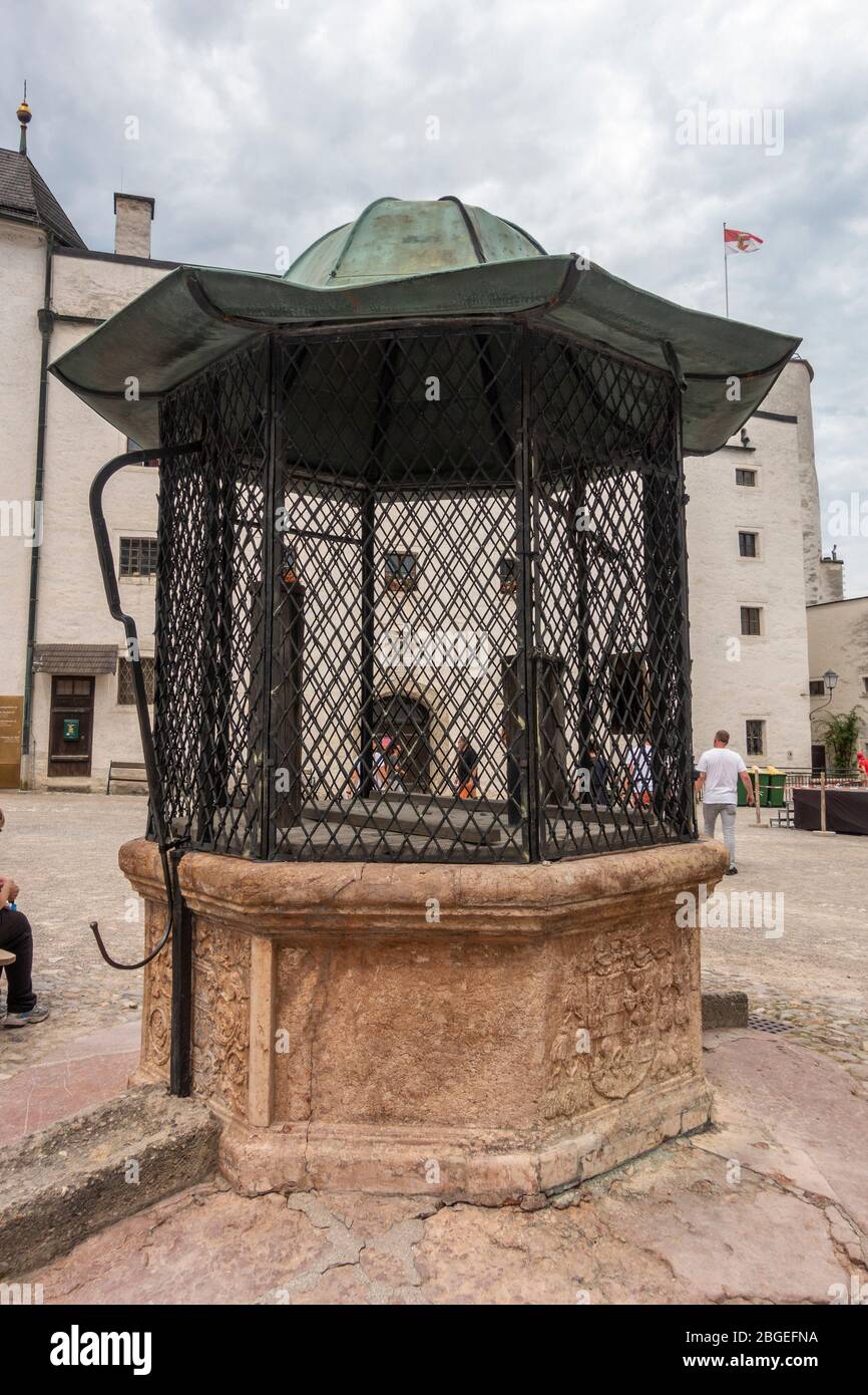 Il 16 ° secolo Zisterne (cisterna / pozzo d'acqua) nel cortile interno della fortezza di Hohensalzburg, Salisburgo, Austria. Foto Stock