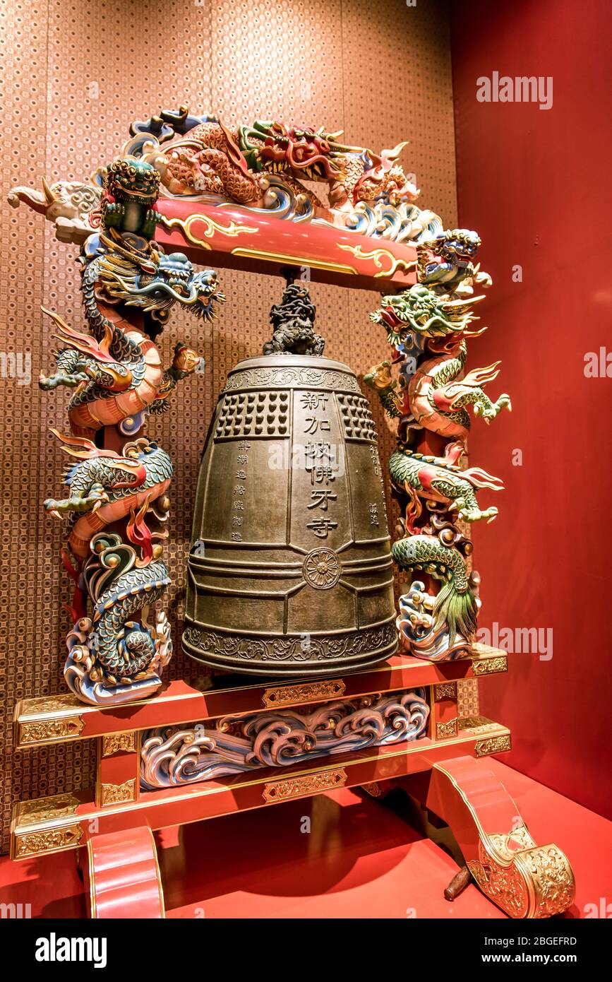 Singapore, ottobre 2019: Rituale, campana cerimoniale all'interno del Tempio Reliquico del dente del Buddha a Chinatown Foto Stock