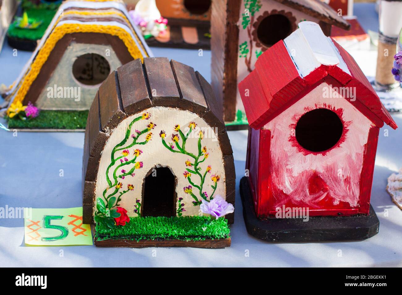 Piccole case in legno fatte a mano in vendita sul mercato di Porreres. Porreres, Maiorca, Spagna Foto Stock