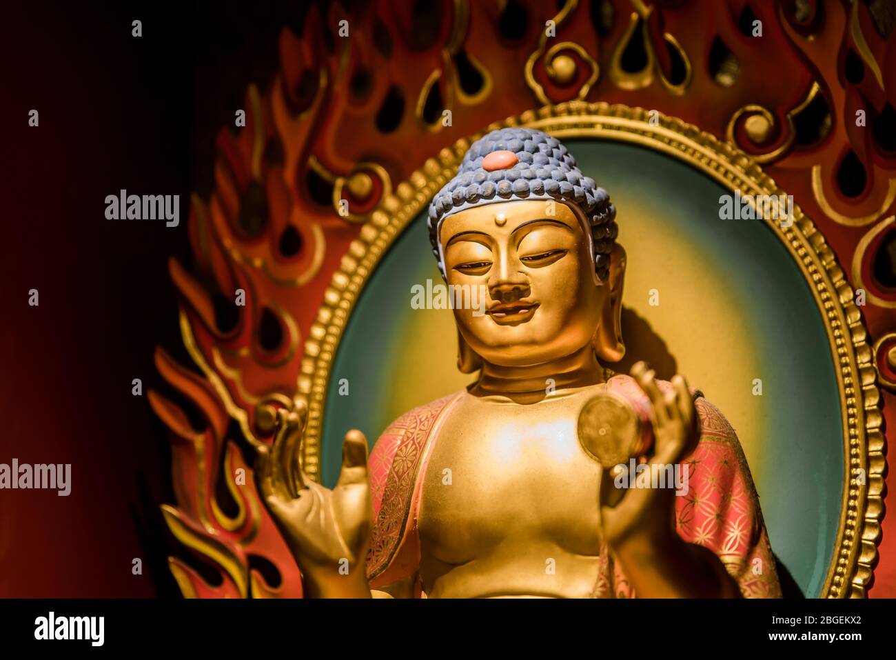 Singapore, 2019 ottobre: All'interno del Tempio Reliquico del dente del Buddha a Chinatown. Statue di Buddha d'oro e altare decorativo Foto Stock