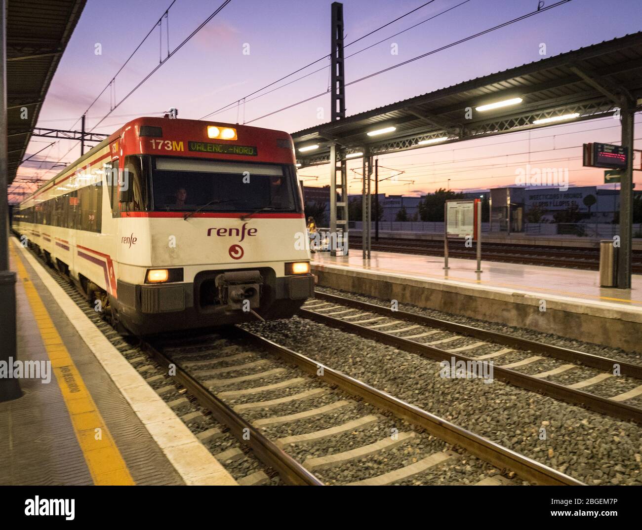 RENFE Classe 447 treno locale arrivo alla stazione Xativa nella provincia di Valencia Spagna. I treni di classe 447 sono unità elettriche multiple EMU. Foto Stock