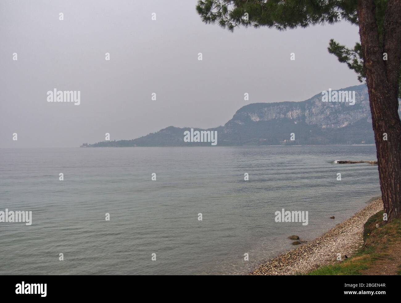 Gardasee mit Bergen Foto Stock