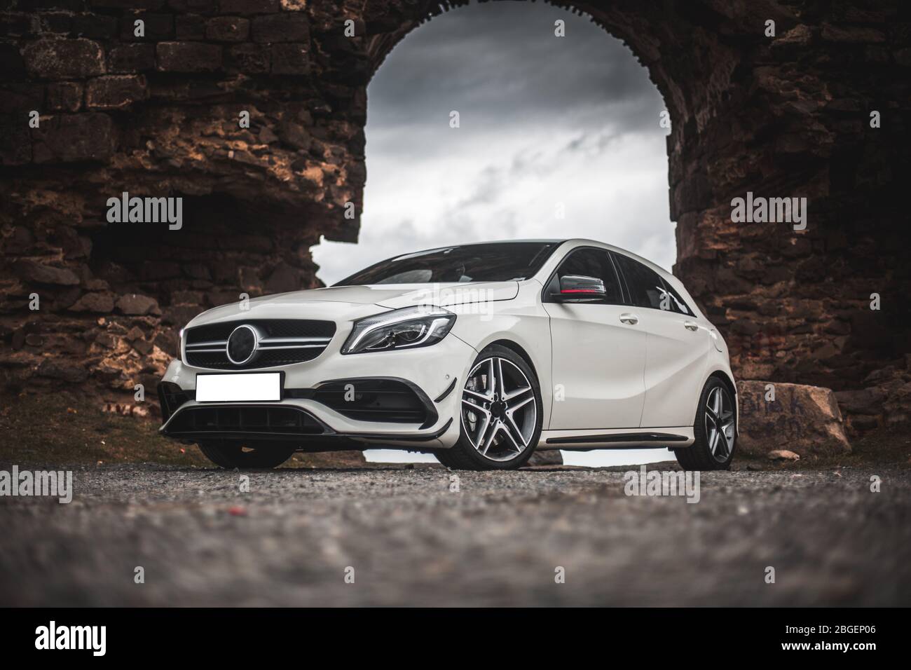 Berlina bianca in un territorio storico sotto la grande porta Foto Stock