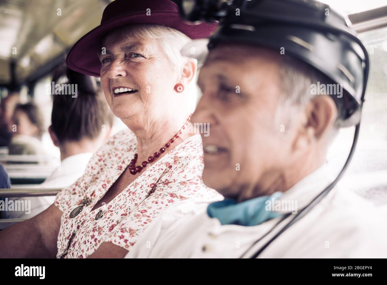 Una donna anziana in un cappello rosso, su un autobus, al weekend di Pateley Bridge degli anni '40 Foto Stock