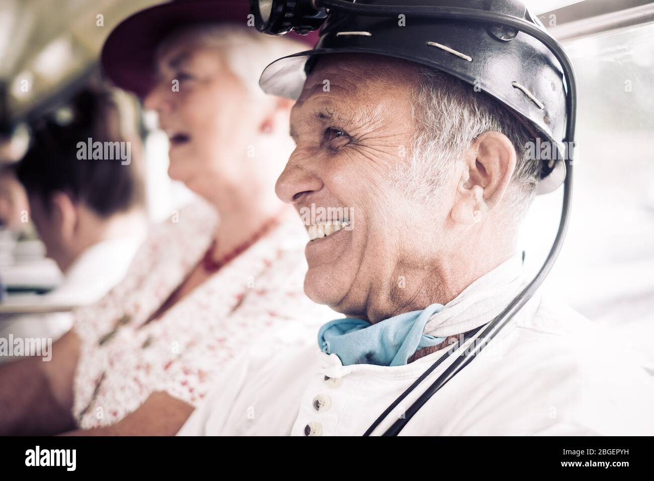 Un uomo vestito da minatore, su un autobus, al weekend del Ponte di Pateley degli anni '40 Foto Stock