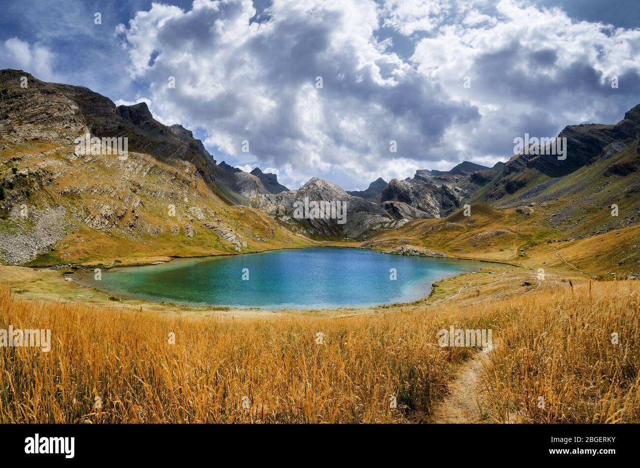 Lago di Lauzanier in Val de l'Ubayette, sulle montagne del Parco Nazionale del Mercantour, tra la Francia e l'Italia Foto Stock