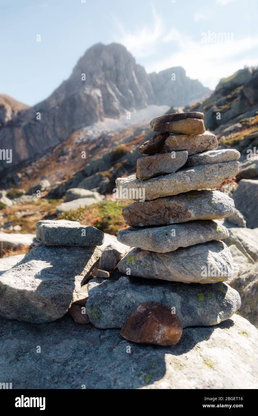 Moderna casetta utilizzata per segnare il sentiero di montagna sulle Alpi italiane (Piemonte, Italia) Foto Stock