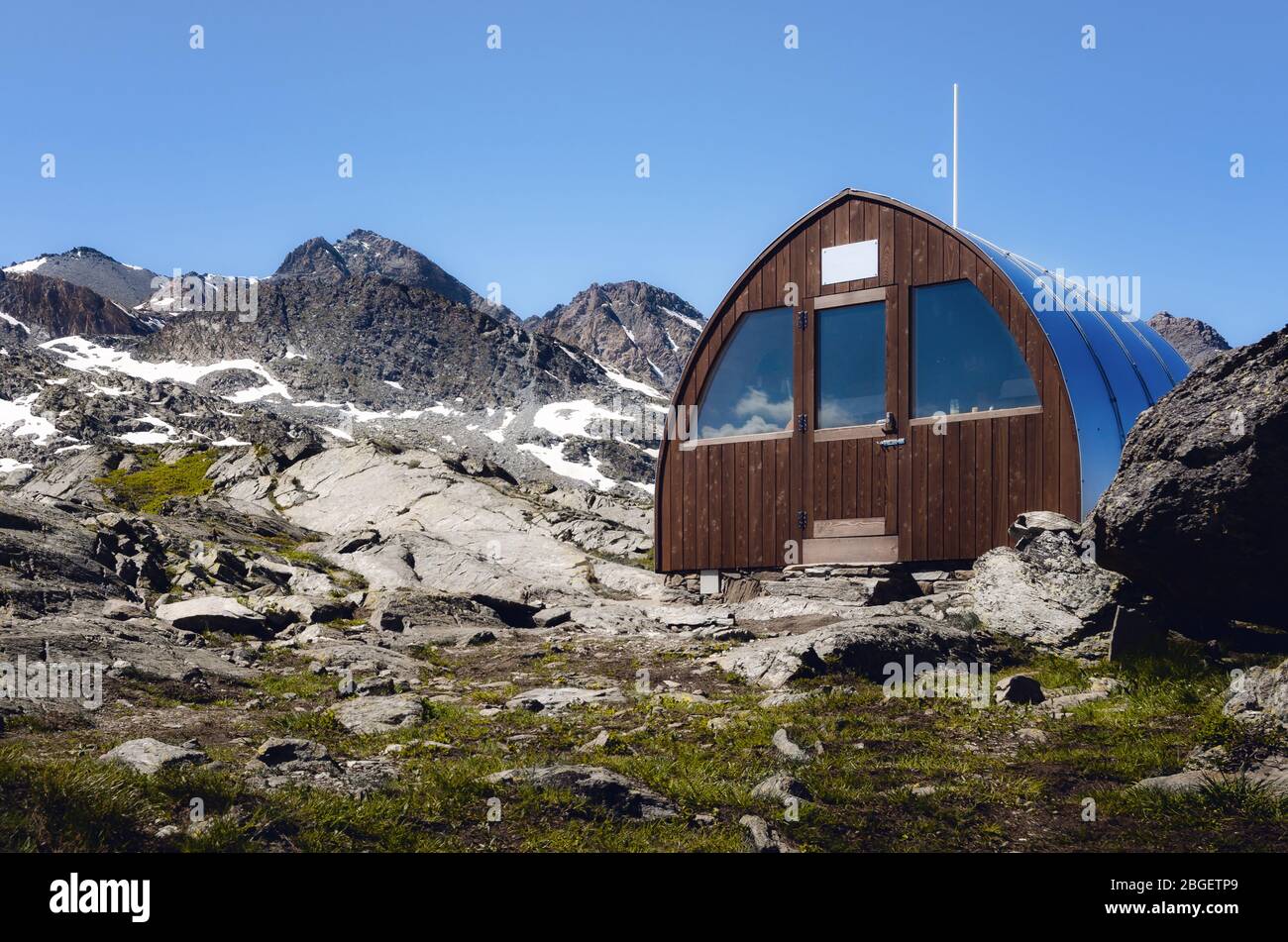 Esterno il bivacco del longet passa olivero (rifugio gratuito) nelle alpi piemontesi, di fronte alla famosa vetta del Monviso Foto Stock