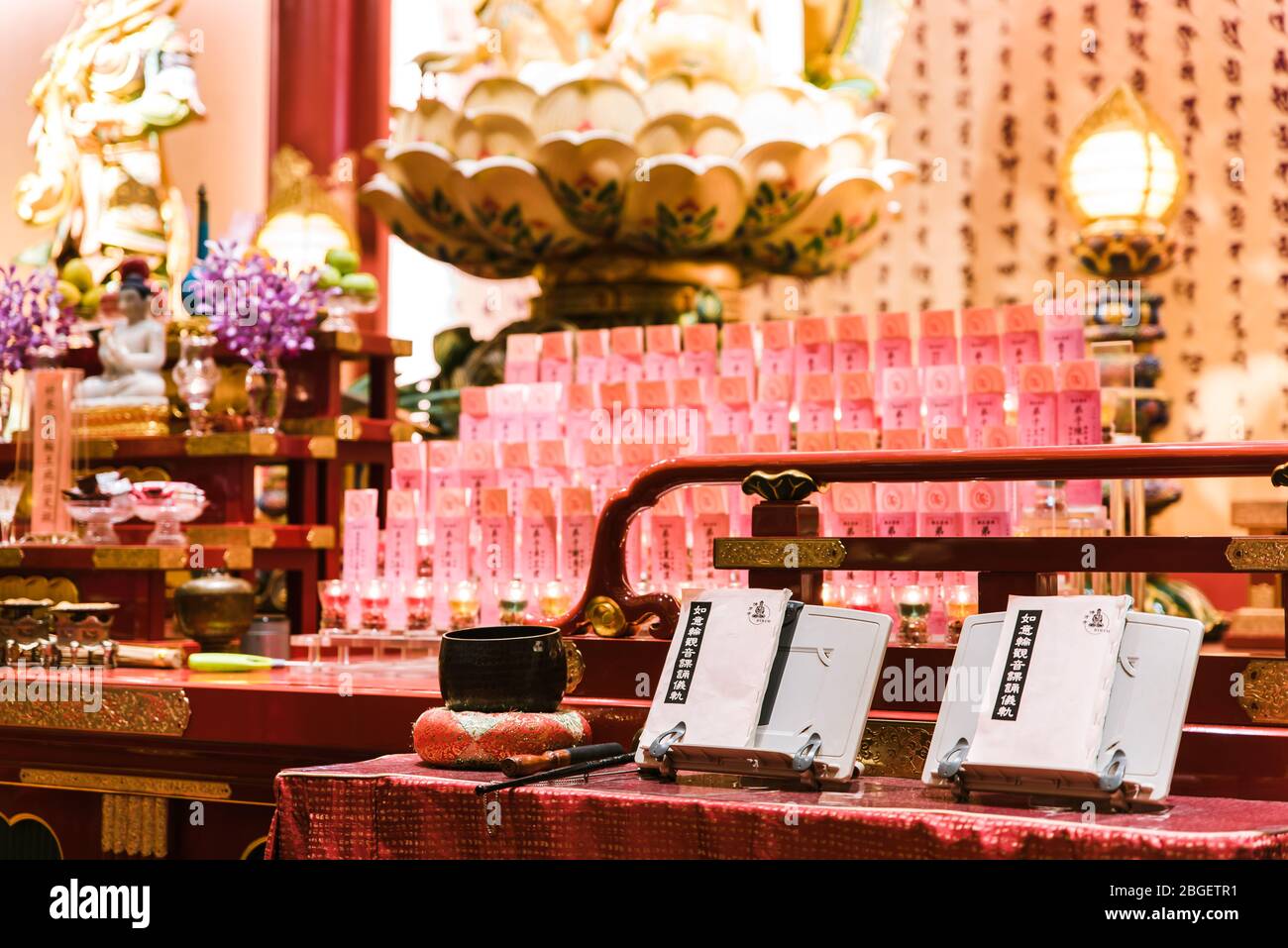 Singapore, 2019 ottobre: All'interno del Tempio Reliquico del dente del Buddha a Chinatown. Statue di Buddha d'oro e altare decorativo Foto Stock