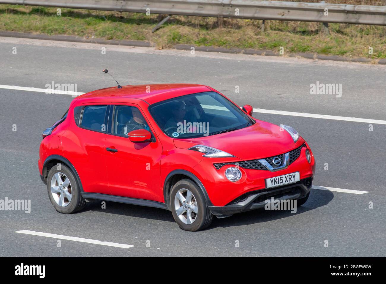 2015 rosso Nissan Juke Visia DCI; veicoli veicolari in movimento, veicoli in circolazione su strade britanniche, motori, motorizzazione sull'autostrada M6 Foto Stock