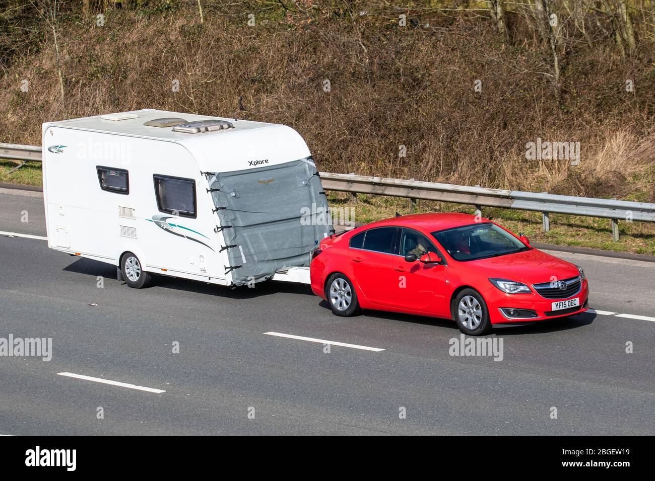 2015 rosso Vauxhall Insignia Sri Nav CDTI Eco trainante Xplore Touring Caravan e Automas, camper, veicolo per il tempo libero RV, vacanze in famiglia, vacanze caravanette, vacanze caravan, la vita sulla strada, Foto Stock