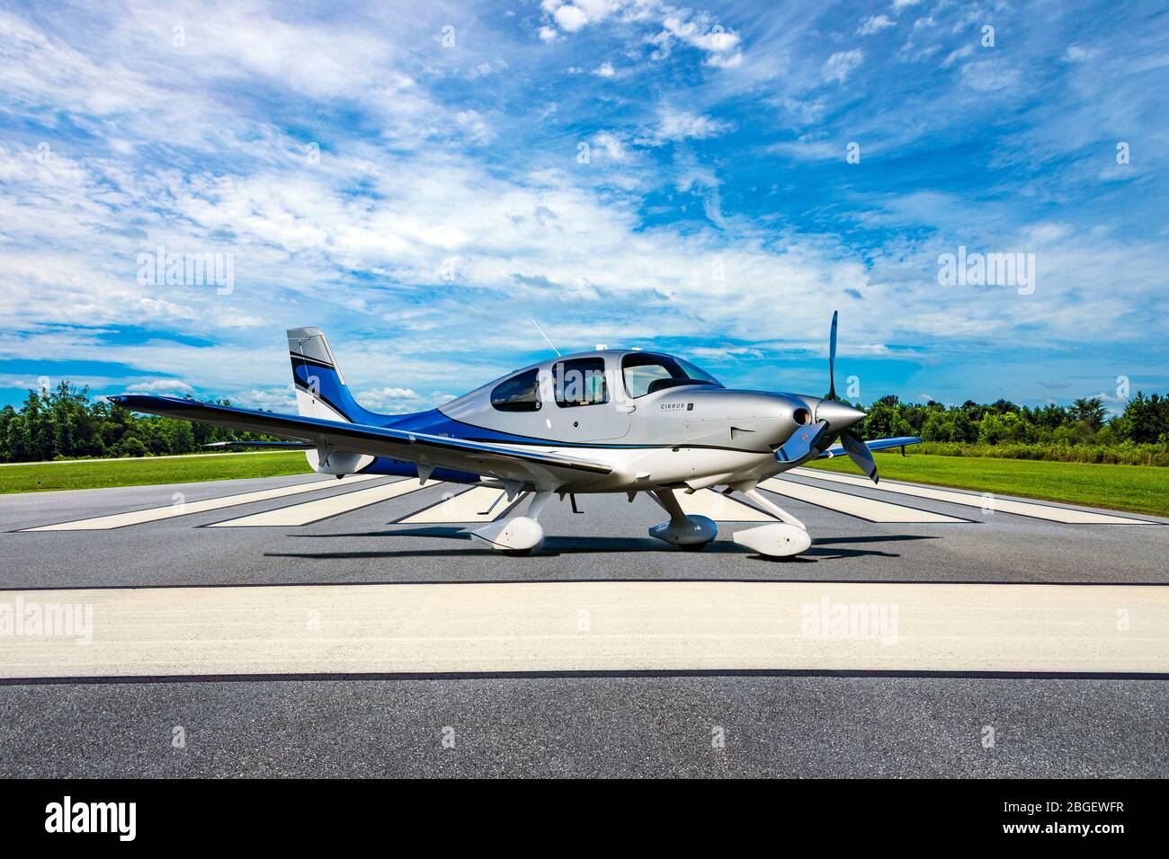 Un Cirrus S22T, alla fine della pista nella contea di Jackson, Georgia. Foto Stock