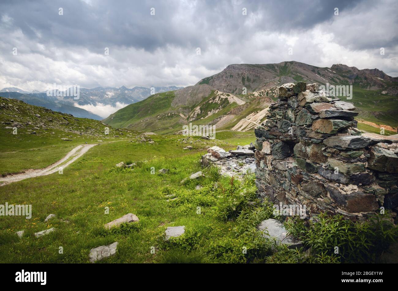 Antiche caserme militari ruderi della prima guerra mondiale sul sentiero per Rocca la Meja, una delle vette più importanti delle Alpi piemontesi, Italia Foto Stock