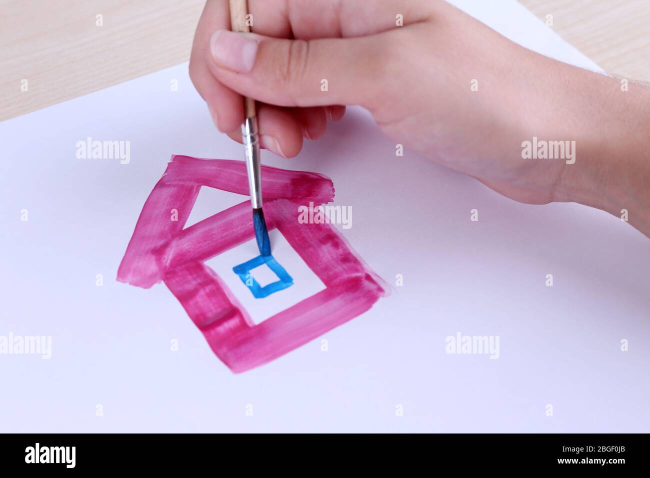 Il bambino disegna la casa con acquerelli, primo piano Foto Stock