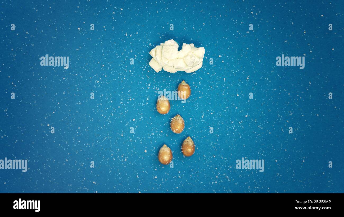 Piatto di popcorn che assomiglia ad una nube e piovendo dal cielo nuvola cibo creativo di arte Foto Stock