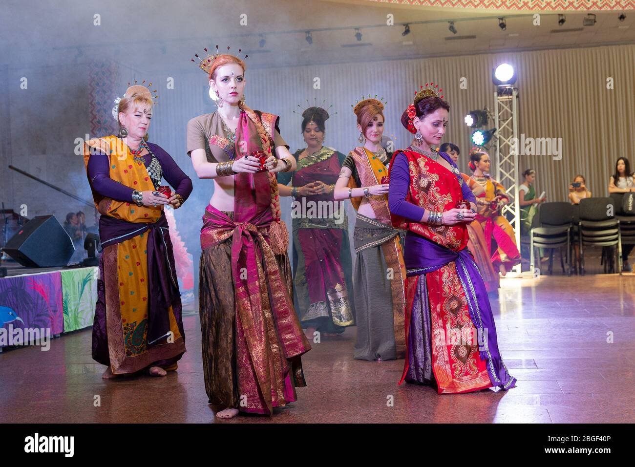 Kiev, Ucraina - 30 luglio 2017: Le donne eseguono danze orientali in kostums indiani nazionali al festival 'VedaLife' Foto Stock