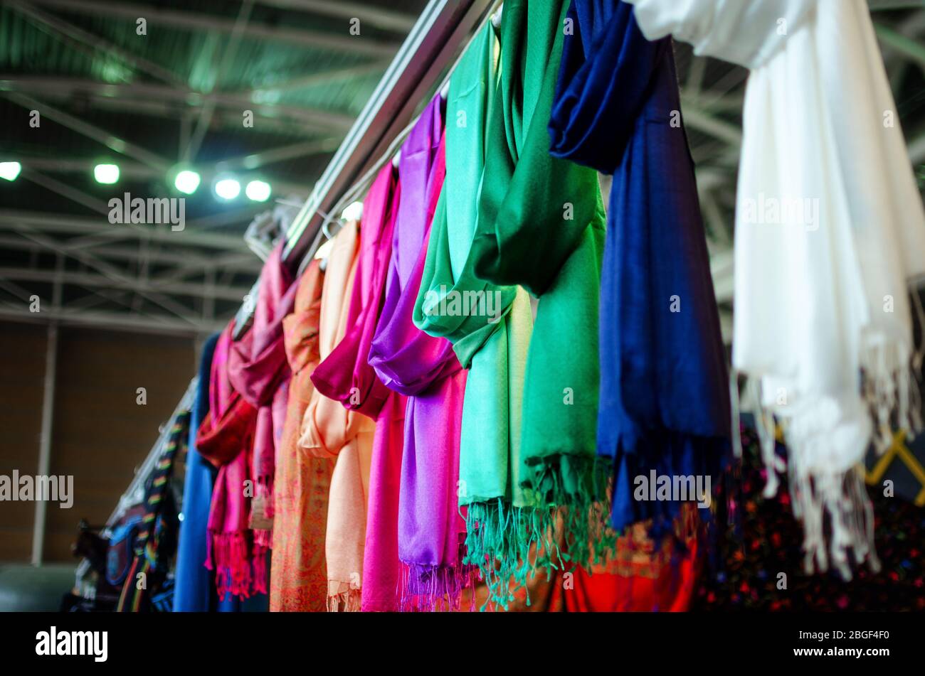 molti foulards di pashmina appesi da una bancarella del mercato Foto Stock