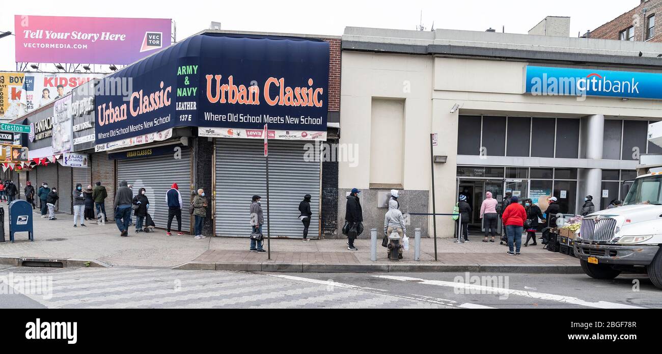 New York, Stati Uniti. 20 aprile 2020. Lunga fila di persone in attesa di  ritirare denaro visto a Citibank nella sezione Fordham Heights del Bronx.  Nei quartieri poveri di New York City