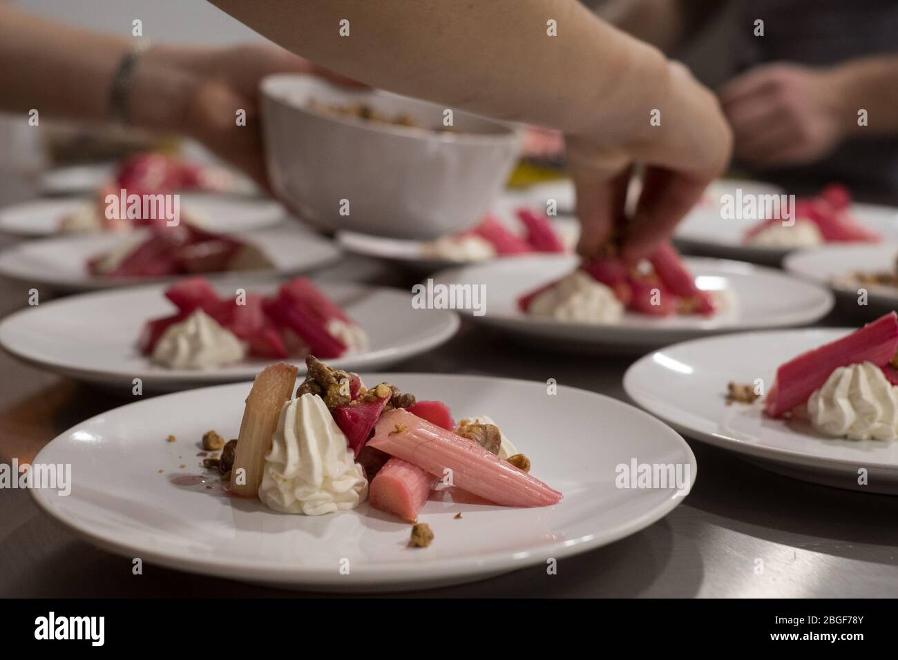Il dessert a rabarbaro e a mollo di noce viene preparato in un club per cena Foto Stock
