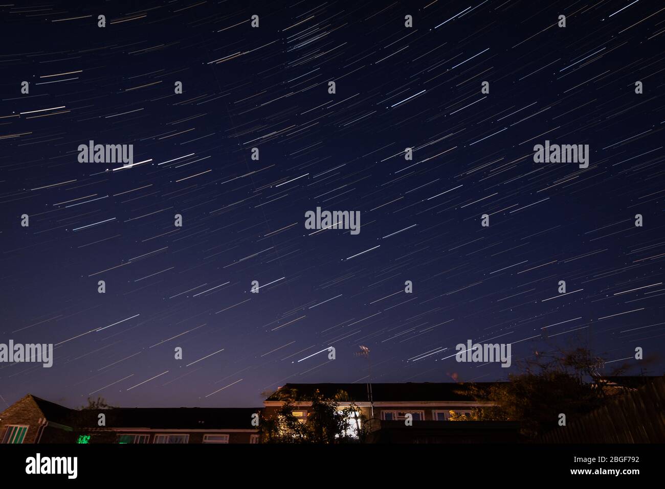 Lyrid meteor doccia e spazio x satelliti lungo esposizione stelle sentieri dal Northamptonshire Inghilterra Foto Stock