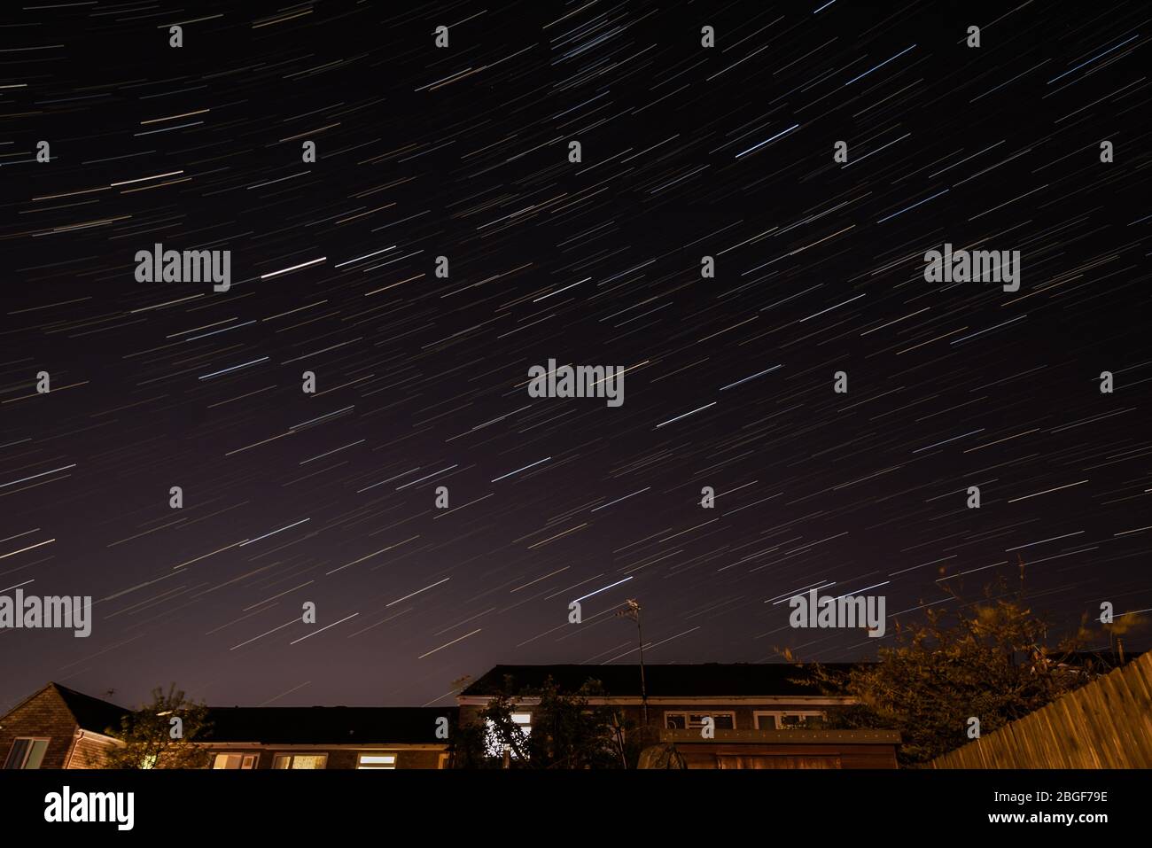 Lyrid meteor doccia e spazio x satelliti lungo esposizione stelle sentieri dal Northamptonshire Inghilterra Foto Stock