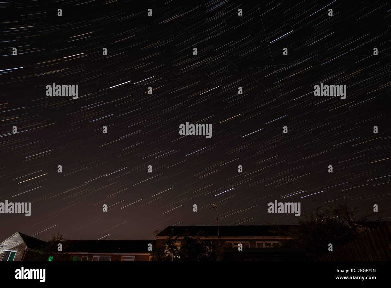 Lyrid meteor doccia e spazio x satelliti lungo esposizione stelle sentieri dal Northamptonshire Inghilterra Foto Stock
