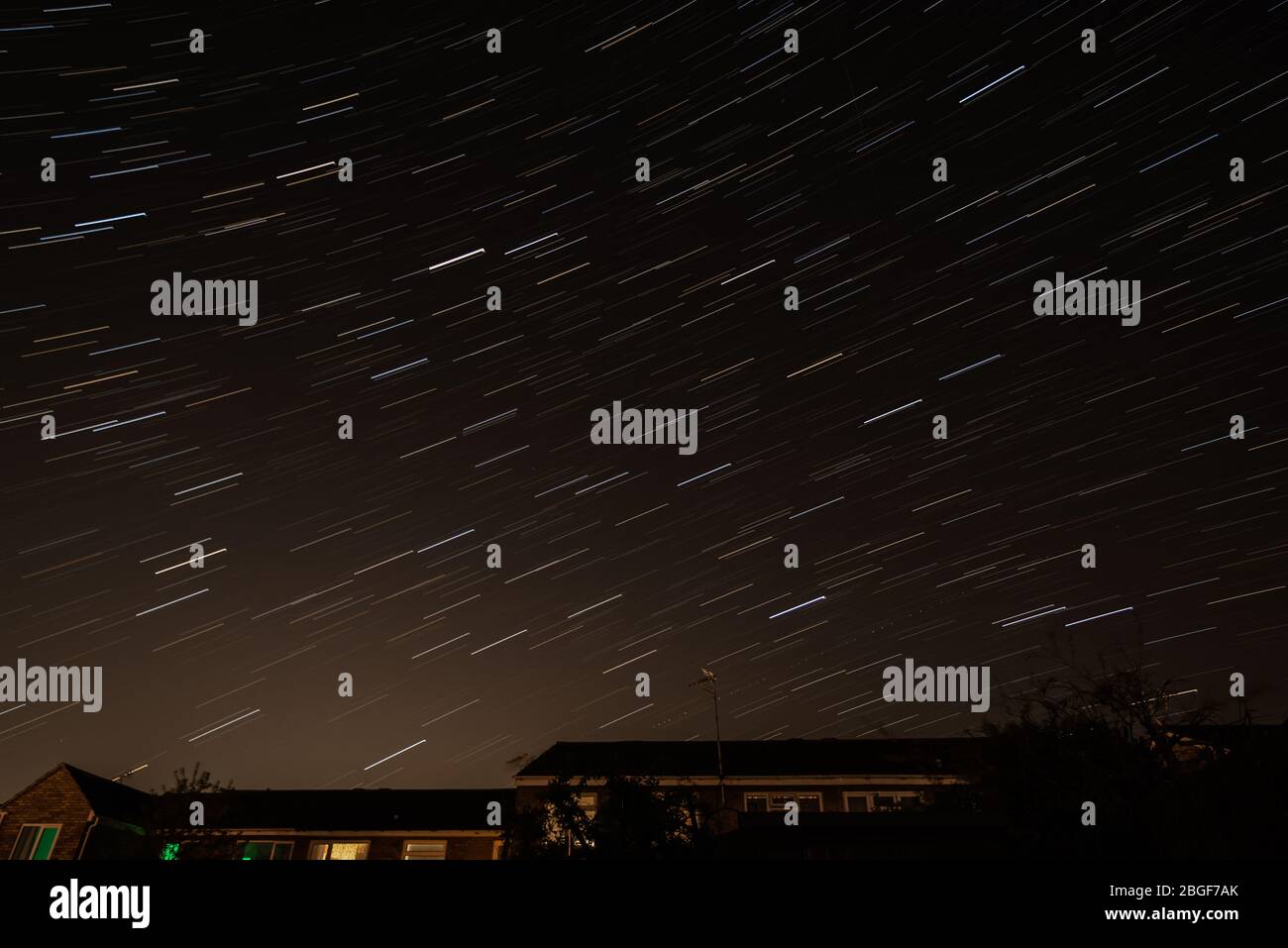 Lyrid meteor doccia e spazio x satelliti lungo esposizione stelle sentieri dal Northamptonshire Inghilterra Foto Stock