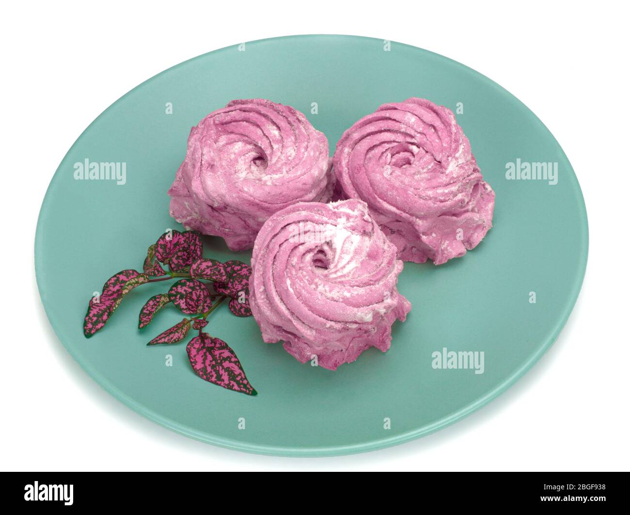 zephyr marshmallow in un piatto su sfondo bianco Foto Stock