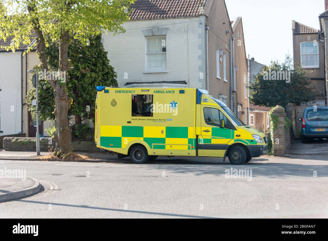 Bristol-April-2020-England- una vista ravvicinata di un'ambulanza gialla che aspetta fuori di una casa in stagni di pesci per un paziente malato Foto Stock