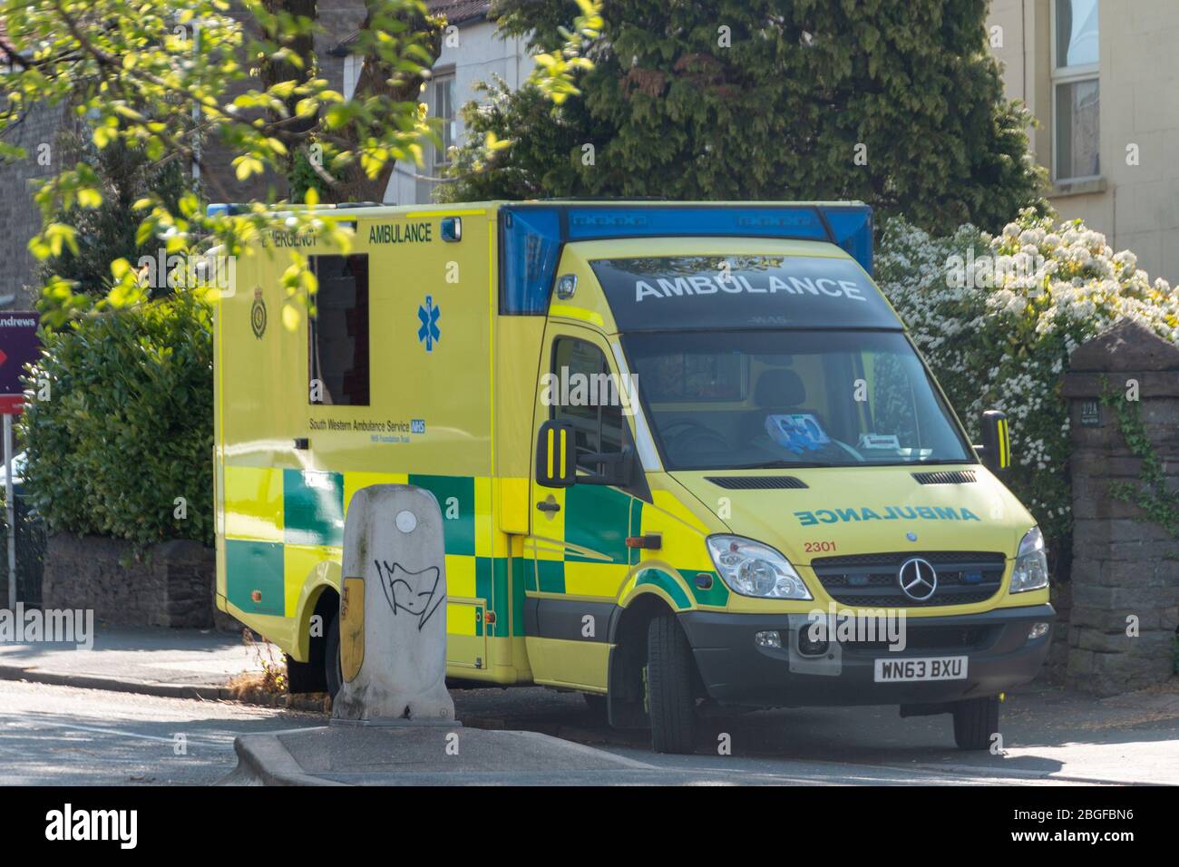 Bristol-April-2020-England- una vista ravvicinata di un'ambulanza gialla che aspetta fuori di una casa in stagni di pesci per un paziente malato Foto Stock