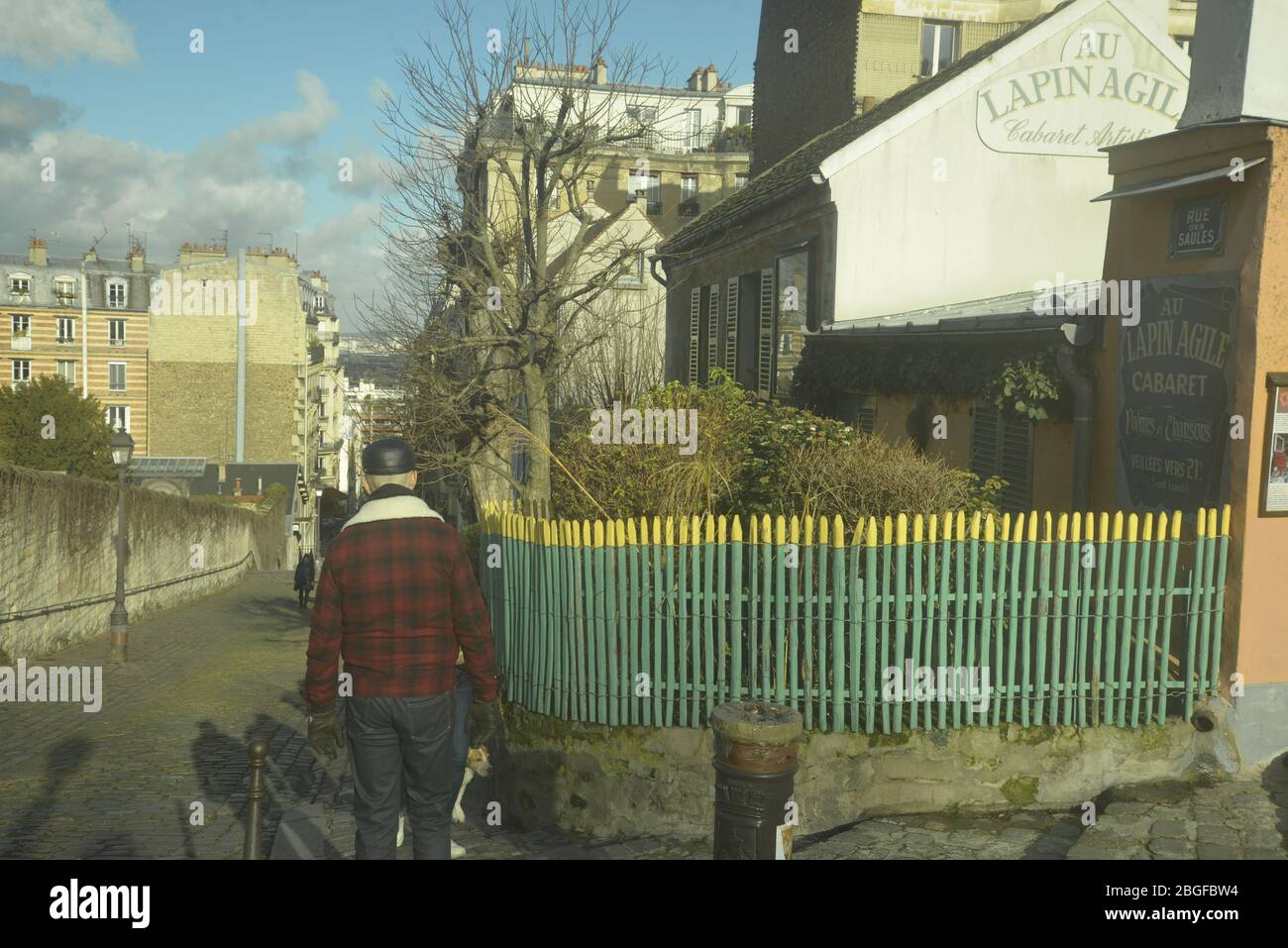 Scendendo dalla strada acciottolata a Montmartre, Parigi Foto Stock