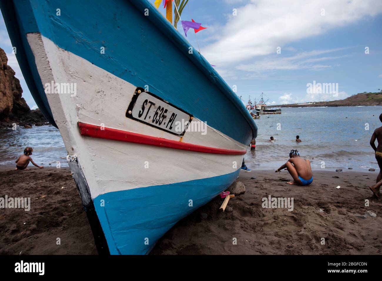 Barca alla festa dei pescatori a Cidade Velha, Capo Verde Foto Stock